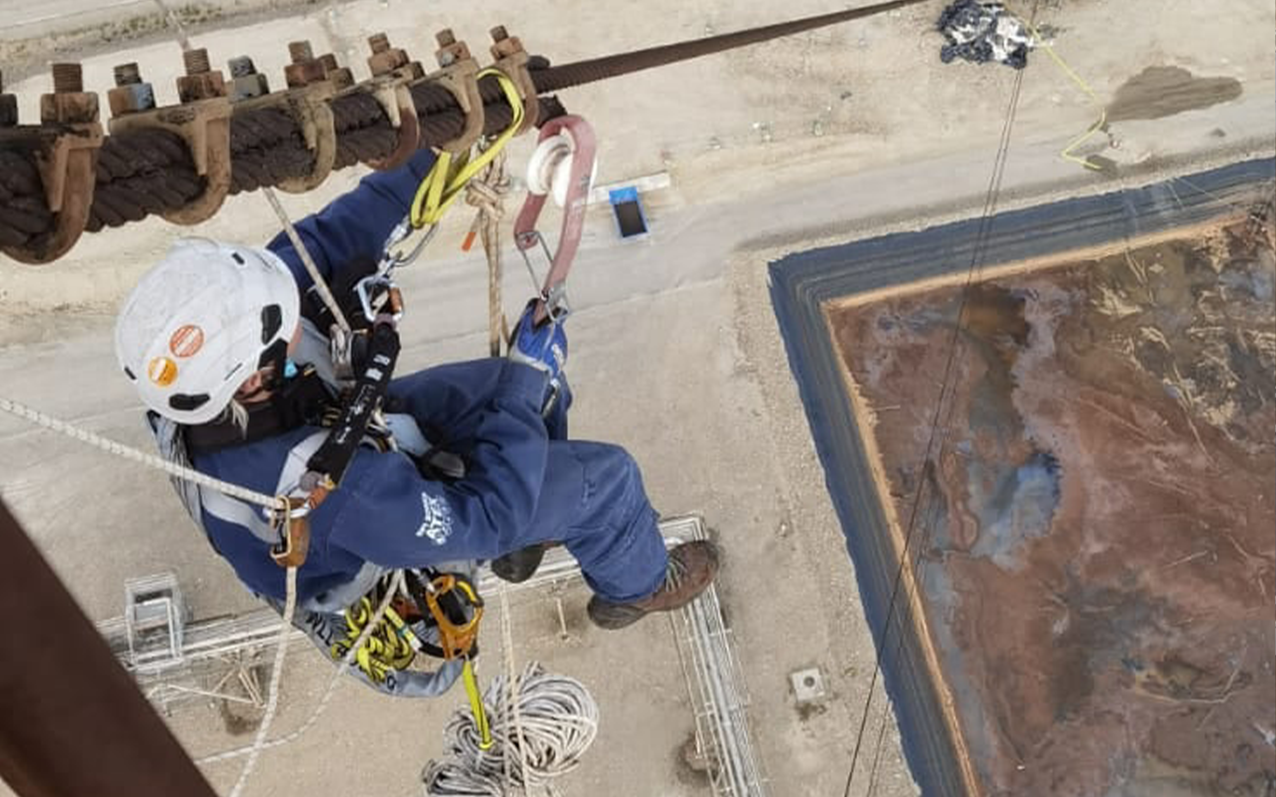 photo d'un cordiste suspendu à un câble 